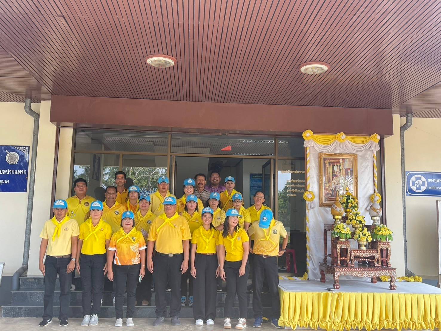 ประมวลภาพกิจกรรมจิตอาสา  พระราชทาน เราทำความดีด้วยหัวใจนำโดยนายกธวัชชัย ซื่อสัตย์. พนักงานสังกัด อบต.สวี. โดยความร่วมมือกับประชาชนในเขตพื้นที่ทุกตำบลของอำเภอสวี  ร่วมกันทำกิจกรรมจิตอาสาพัฒนาวันสำคัญของชาติไทย เนื่องในวันที่ระลึกพระบาทสมเด็จพระนั่งเกล้าเจ้าอยู่หัว 4 เม.ย.67 ณ ศูนย์อุ่นไอรัก ม.4 ตำบลสวี อเภอสวี จังหวัดชุมพร.