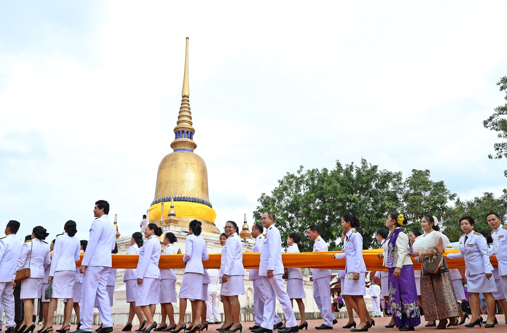 วันที่ 11 กรกฎาคม 2568 เเห่ผ้าขึ้นห่มพระบรมธาตุสวี