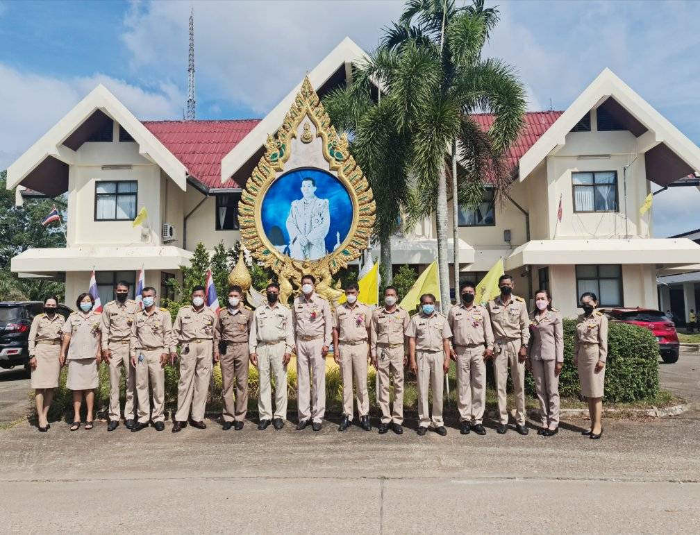 นายสุรชัย​ แดงละอุ่น​  นายกองค์การบริหารส่วน​ตำบลสวี​ เเถลงนโยบายการบริหารราชการต่อสภาองค์การบริหารส่วนตำบลสวี