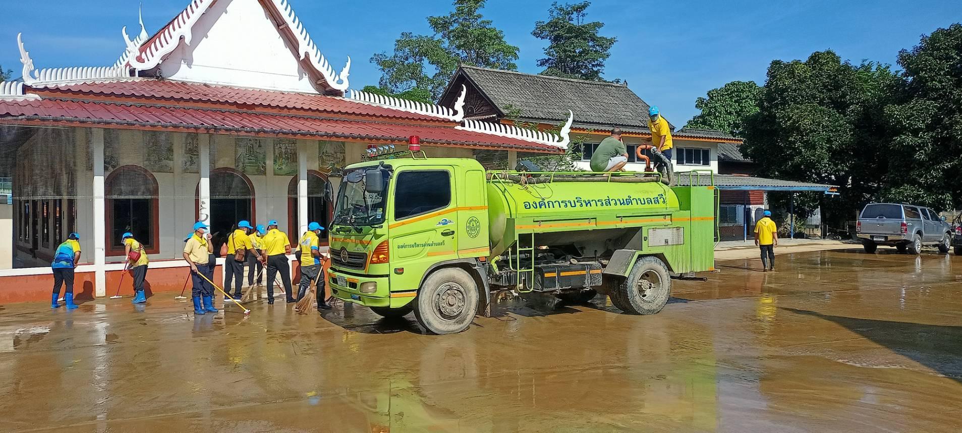 ฉีดล้างทำความสะอาดโรงเรียนวัดแหลมปอ​ และวัดเเหลมปอ วัดพระบรมธาตุสวี ถนนสาธารณะ​ หลังเกิดอุทกภัย